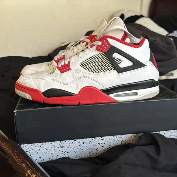 Jordan 4 Retro - Picture 3 of 5